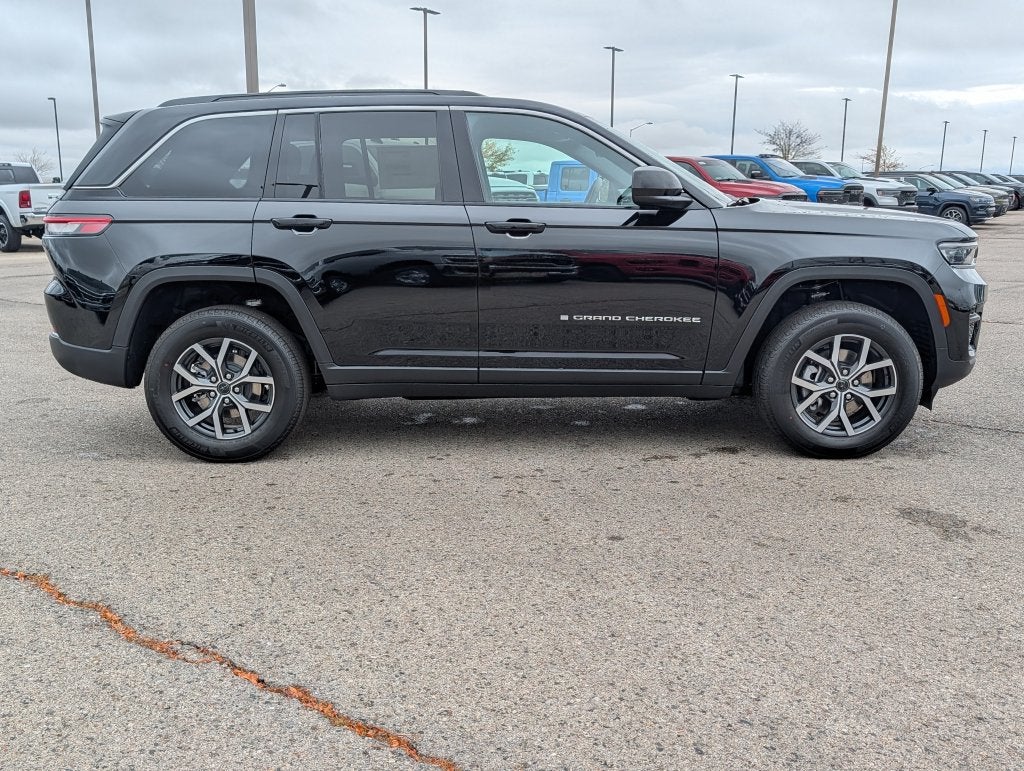 2027 Jeep Grand Cherokee LAREDO X 4X4