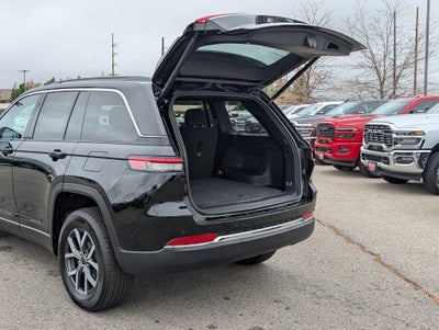 2027 Jeep Grand Cherokee LAREDO X 4X4