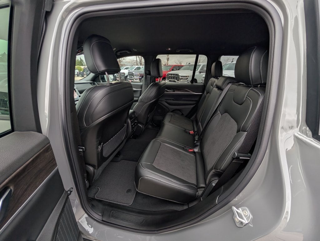 2027 Jeep Grand Cherokee LAREDO ALTITUDE 4X4