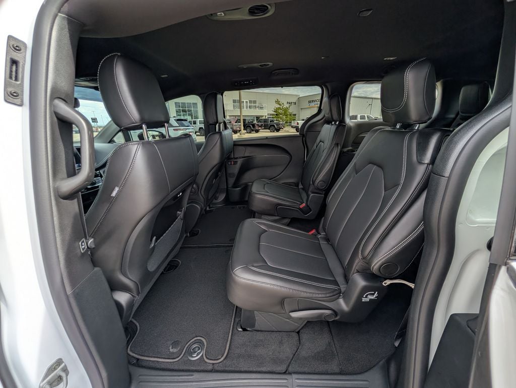 2027 Chrysler Pacifica Select AWD