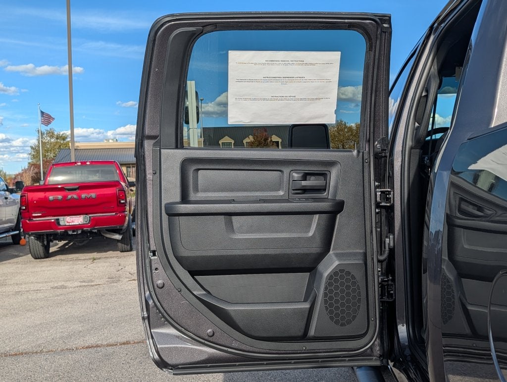 2027 RAM 2500 RAM 2500 TRADESMAN CREW CAB 4X4 6'4' BOX